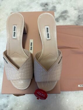 NWT Miu Miu Pale Pink Croc-Embossed Leather V-Front Slide Mules w/ crystal heels